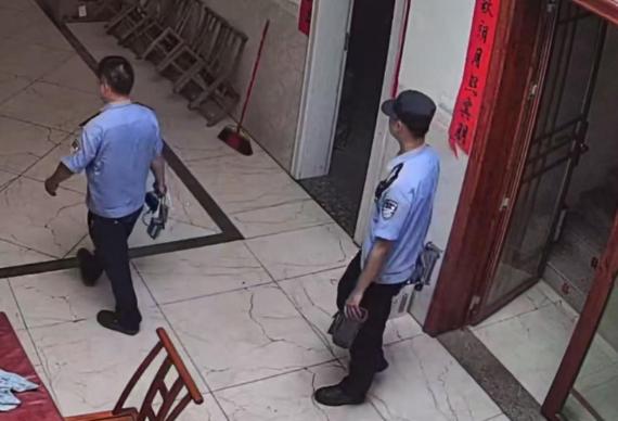 湖南衡山，在外打工的男子花2238元网购的无人机，竟被两名民警上门从奶奶手中直接