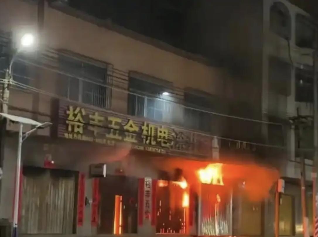 “全部都没了！”广东汕头五金店大火死者的女儿说，火灾中遇难的全都是自己的亲人，父