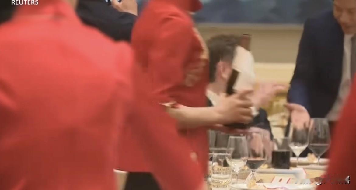 礼仪小姐来的真不是时候，珍贵瞬间就这样没了！宴会中，国内著名企业家雷军正缓缓向
