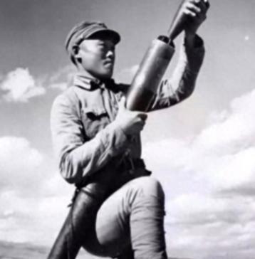 1945年，在山上休息的迫击炮手陈宝柳，忽然发现30多个日军和几个女人，正在不远