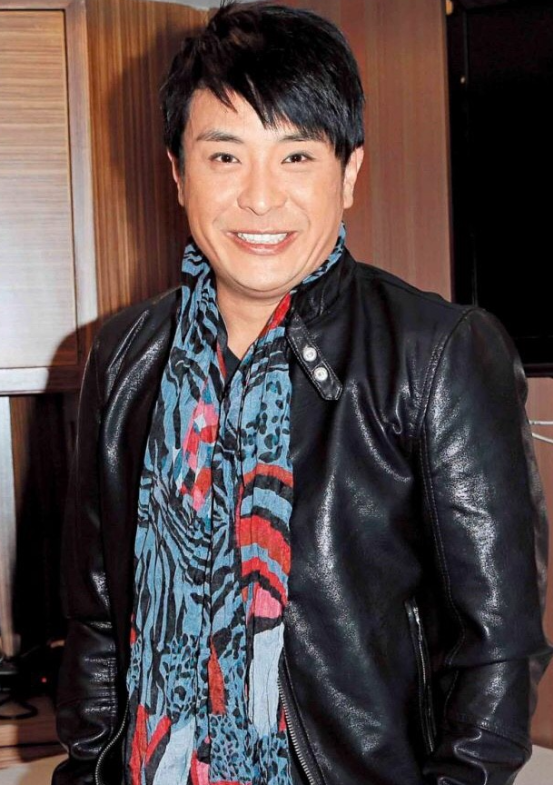 要说香港娱乐圈里谁的人生剧本写得最跌宕，梁思浩得算一个他自己的金句是，就算重