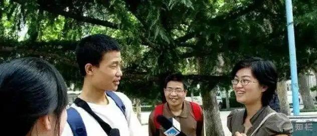 《韦东奕写给父亲的信》爸，他们总来拍我。镜头比粉笔灰还烦人。食堂阿姨问我为