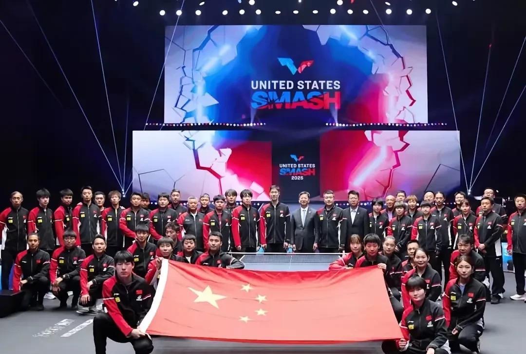 其实，佳佳不必那么懂事儿的，让孙颖莎蹲在前方拉着国旗也挺好。没有规矩不成方圆。