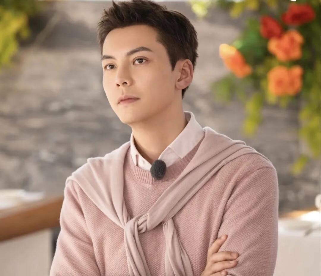 陈伟霆说：我有妈生，没爸教。我爸爸在我13岁走的，头七的时候我妈妈对我说的“