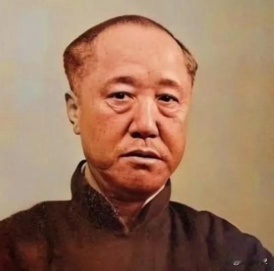 1949年北平解放，载沣将家人全部叫到一起，废除王府沿袭多年的请安制，然后对家人