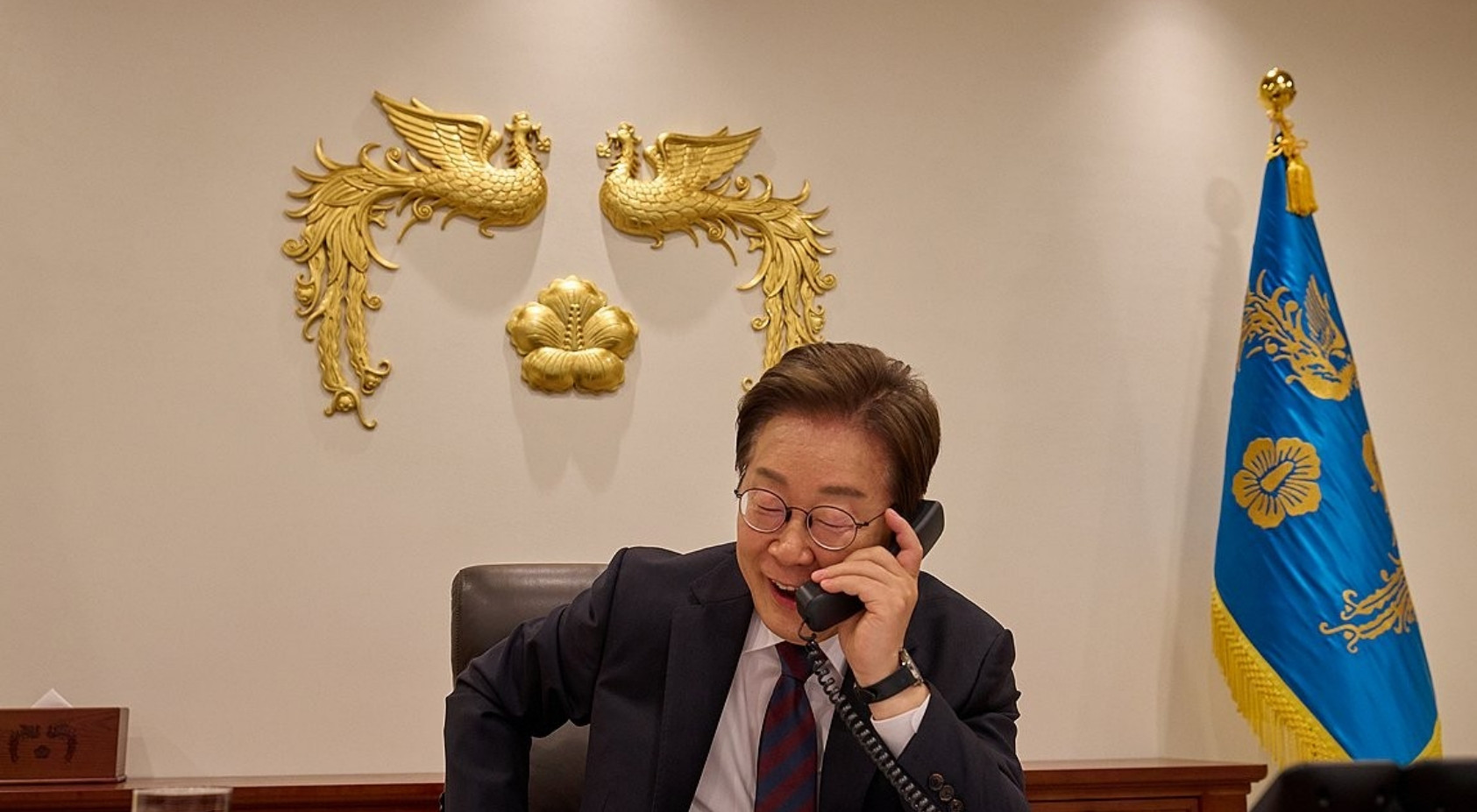 6月10日韩国新任总统李在明致电中方，韩媒说李在明当面邀请中方11月去韩国参加A