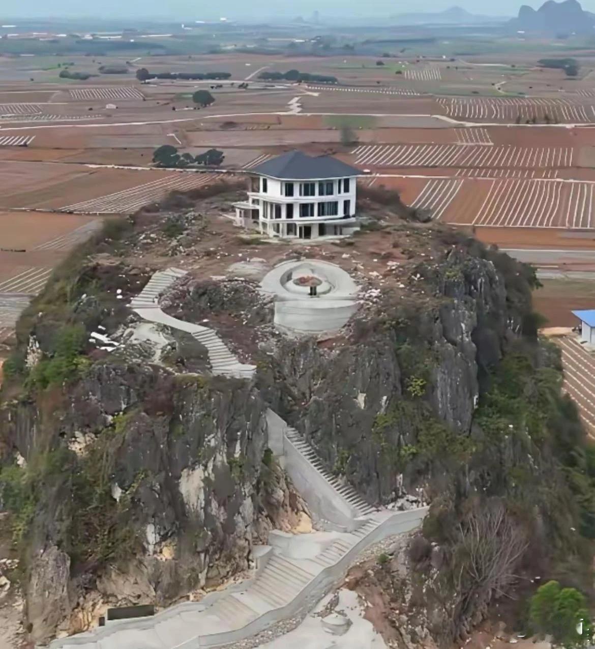 把房子盖在山顶上，这得是多有钱才能做到啊！