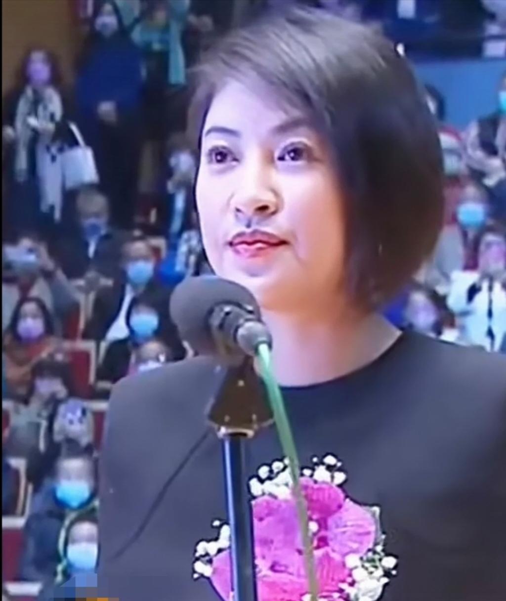 台湾未来之星！当台湾南投县长李淑华逐渐走进大众视野时，许多人对其给予的是赞扬与褒