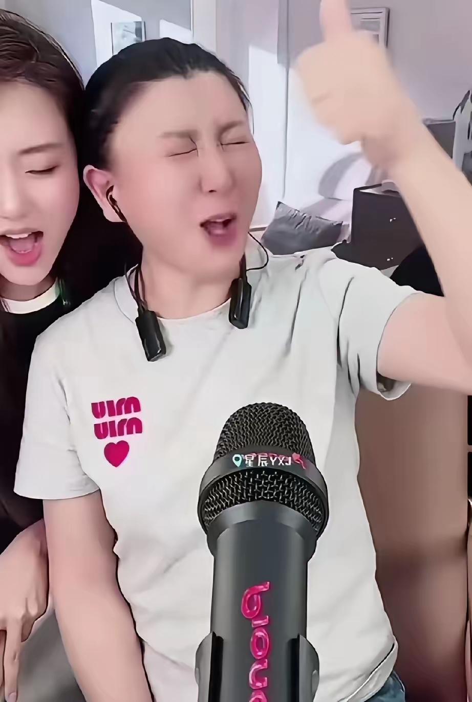 闫学晶又开播了，这次是在小号上。大号因“哭穷炫富”被平台封禁，她就换个小号