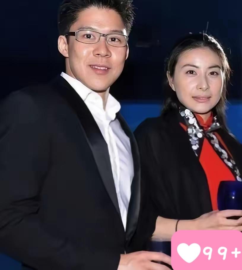 2000年，霍启刚第一次带女友回家。朱玲玲只看了一眼，便说：“你们不合适，分了吧