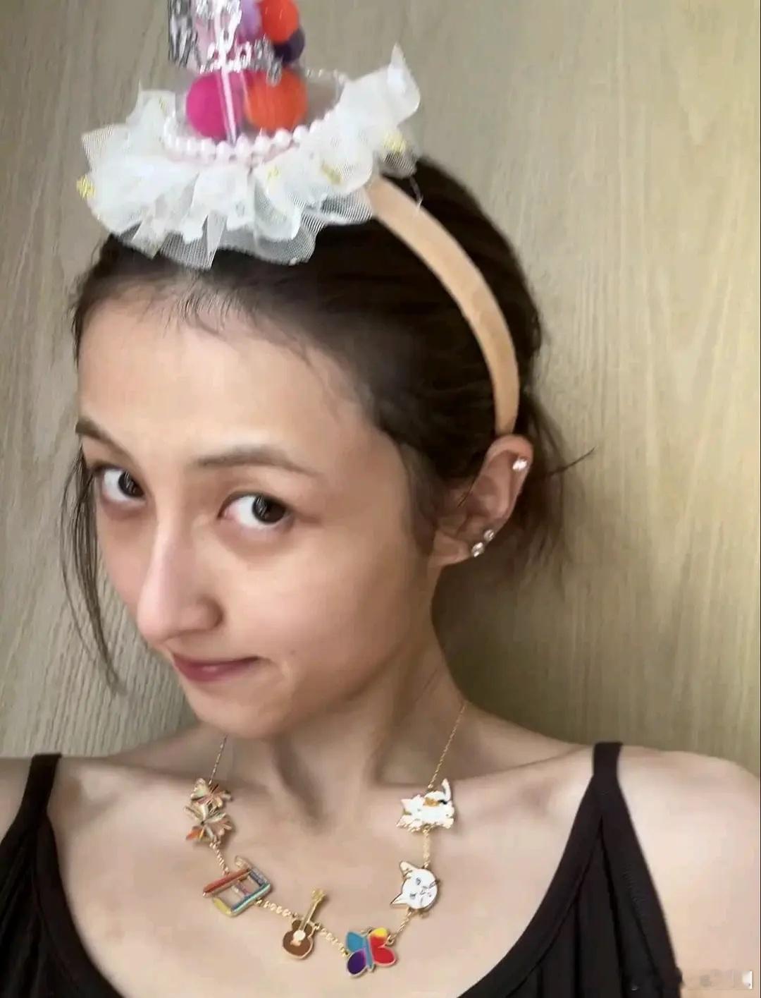张子枫都瘦脱相了啊。。。​​​