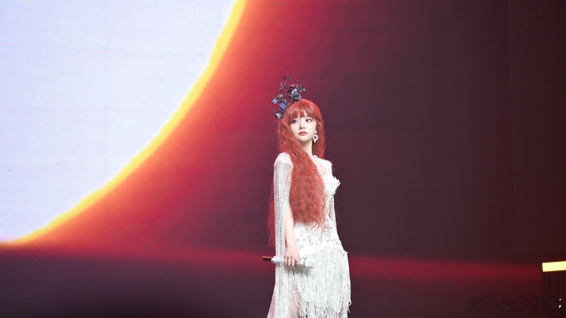 黄霄雲女团舞此女甚萌看着黄霄雲在舞台上挥洒自如，真心觉得她是个小精灵！她的舞蹈充