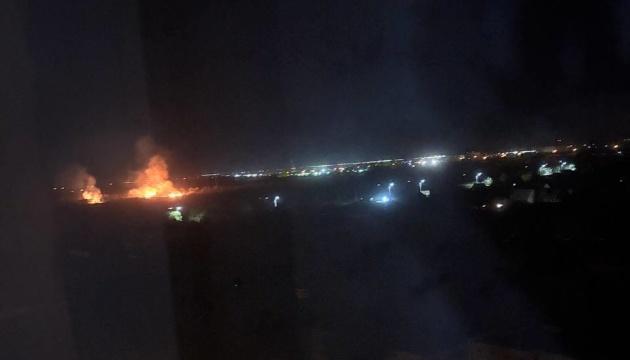 乌军夜袭伏尔加格勒，机场被迫临时空管，炼油厂起火，火光照亮夜空。伏尔加格勒州