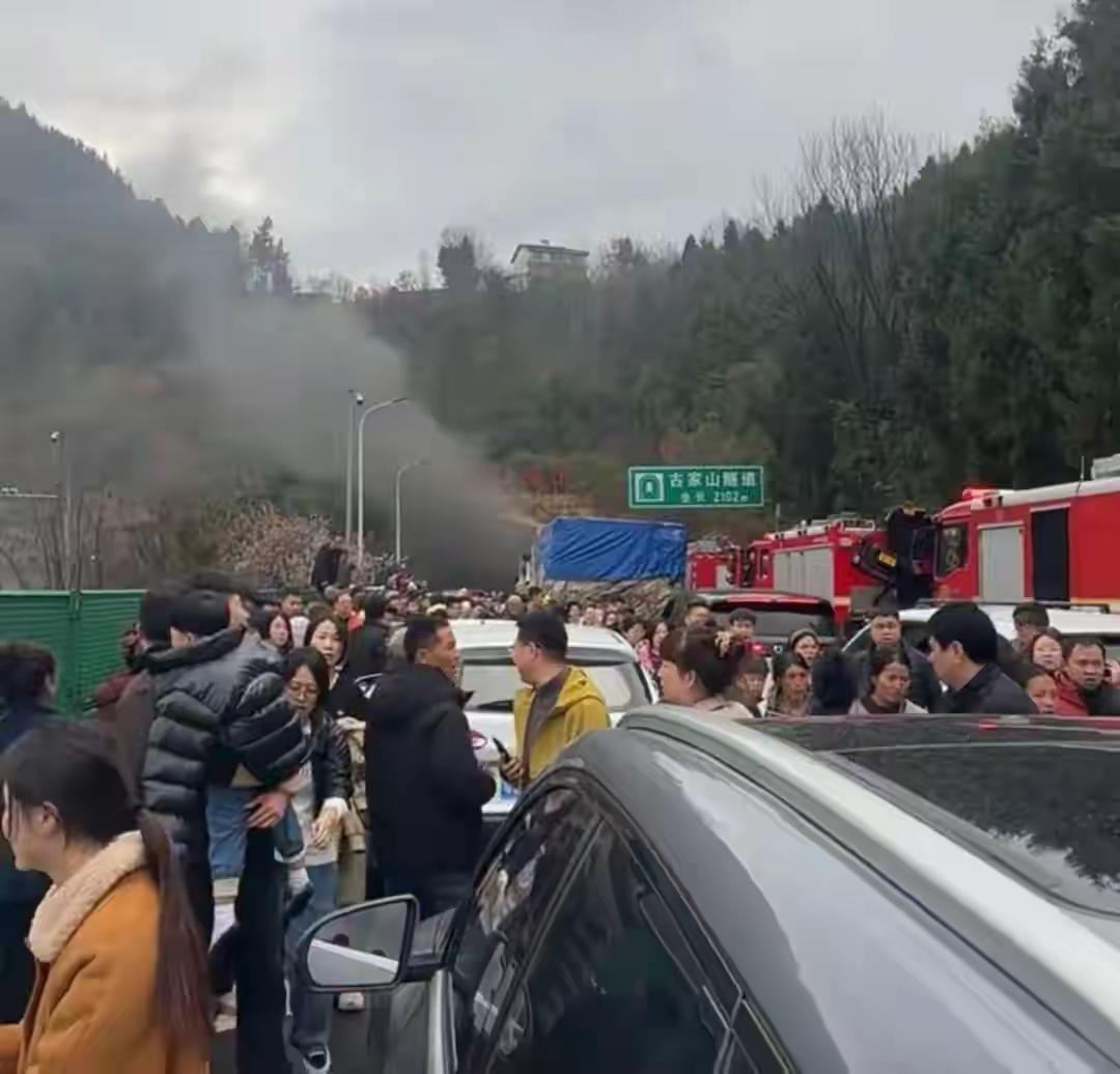 “听到三声巨响”！京昆高速古家山隧道一货车突然起火，亲历者称抱着孩子就往外跑，官