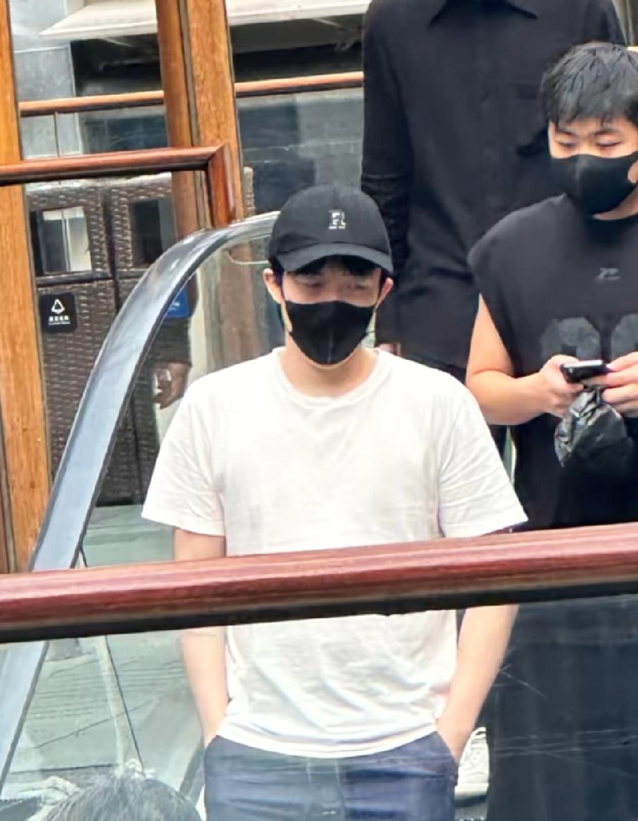 王楚钦今日休息，与好兄弟曹巍和主管教练一起外出逛街。在成都太古里被偶遇，三个人一