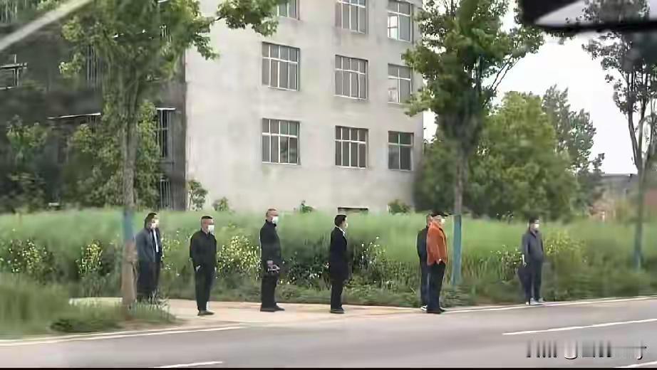 襄阳文旅，别浪费这泼天富贵啊！五一马上就到，无数人冲着123大楼赶来打卡，结果