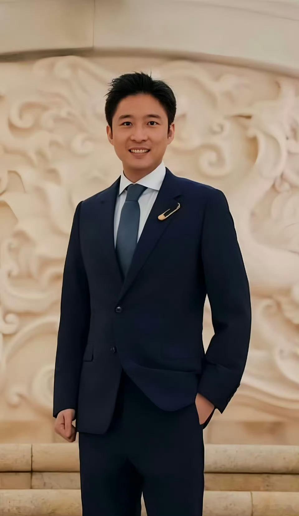 两个毫无搭嘎的人？？？