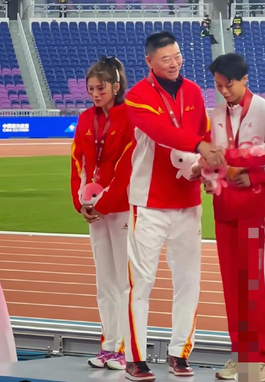 吴艳妮痛失全运会100栏金牌，领奖台上哭的稀里哗啦。赛后表示:当天广东的天气太冷