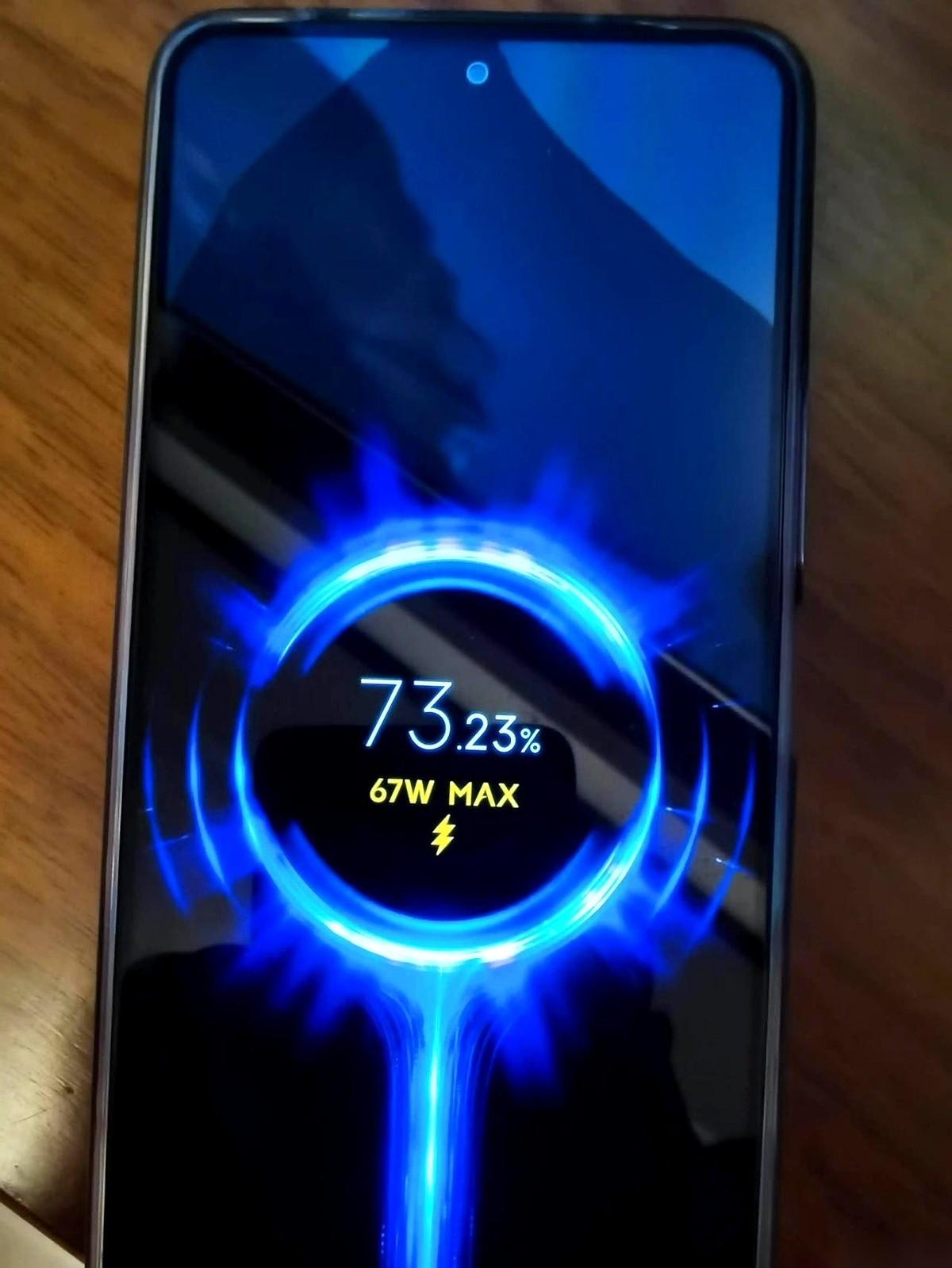 别再跟我吹什么120W、240W快充了。今年没人玩这个了。因为，手机要塞进1