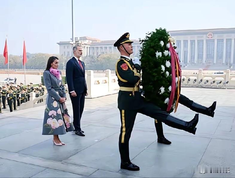 西班牙王后在北京一天换三套造型，一套比一套惊艳！11月12日，莱蒂齐亚王后陛下到