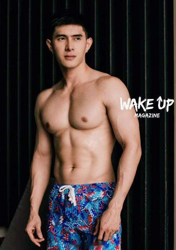 型男帅哥窝肌肉型男，胸肌饱满，巧克力腹肌超棒……[点赞]转发：帅哥型男胸肌肌肉男模强壮的男人​​​