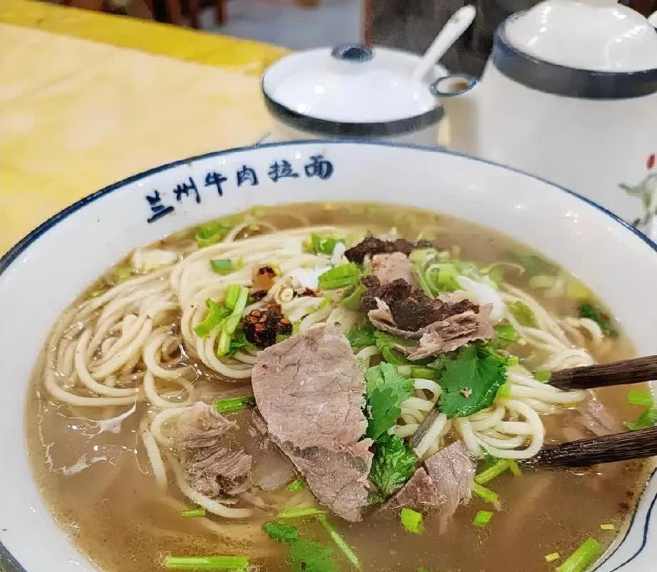 太憋气！今天中午去吃拉面，刚点完还没等坐下，面就“哐”地端上来。当时饿了就急