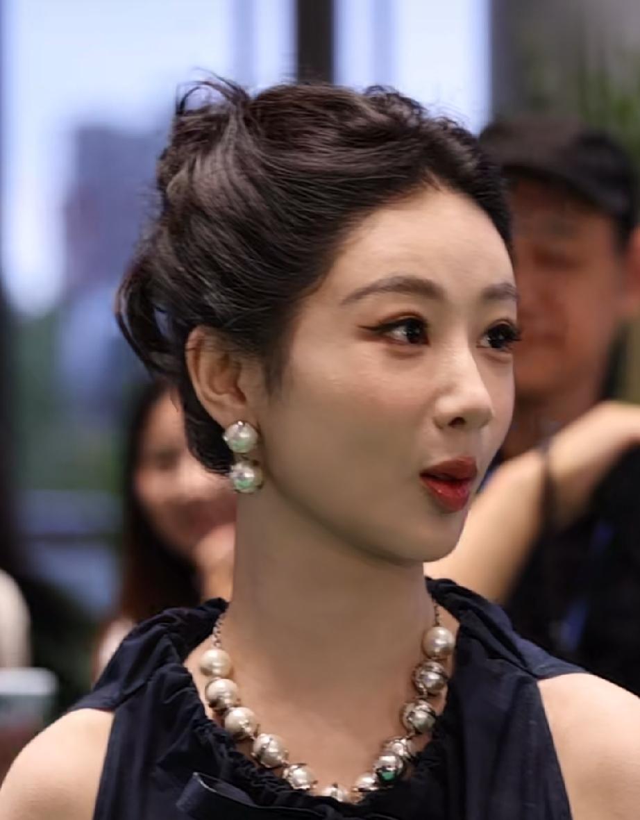 杨紫怼脸生图也这么好看，红气养人是真的紫妹越来越漂亮了，被人怼脸拍也是笑容满