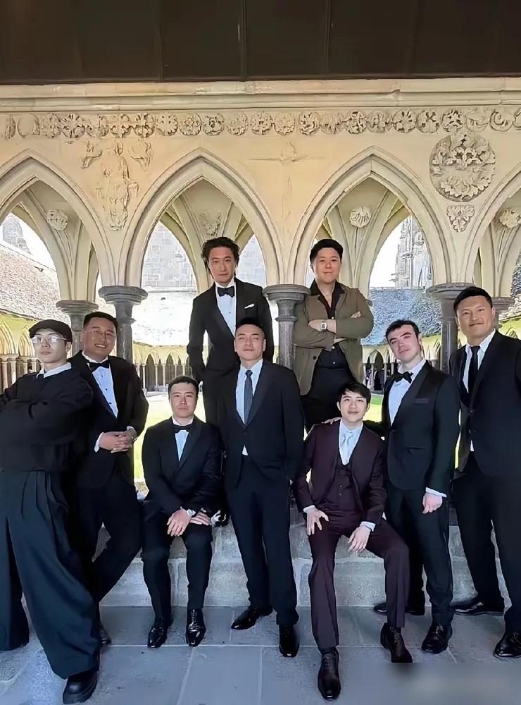 这应该是史上最豪华伴郎团了，就连只是艺人的王嘉尔，家世也不简单，特别是他外公。更