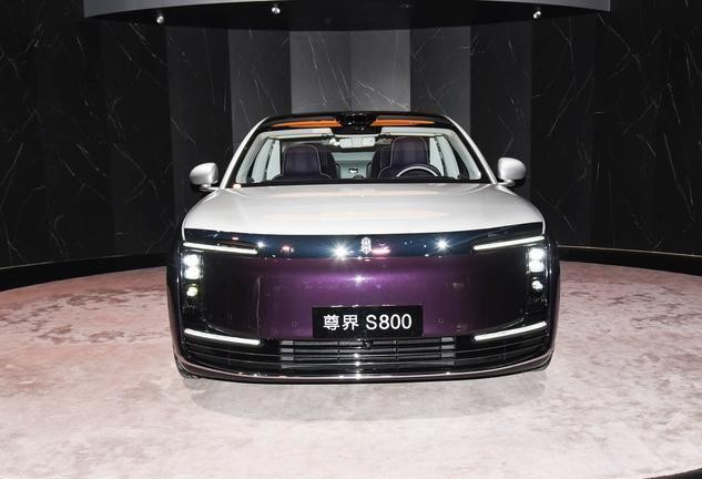 尊界S800上半年卖了7181辆，把迈巴赫S级甩开近一倍，断层拿下了大型轿车销量第一。余承东在台上说