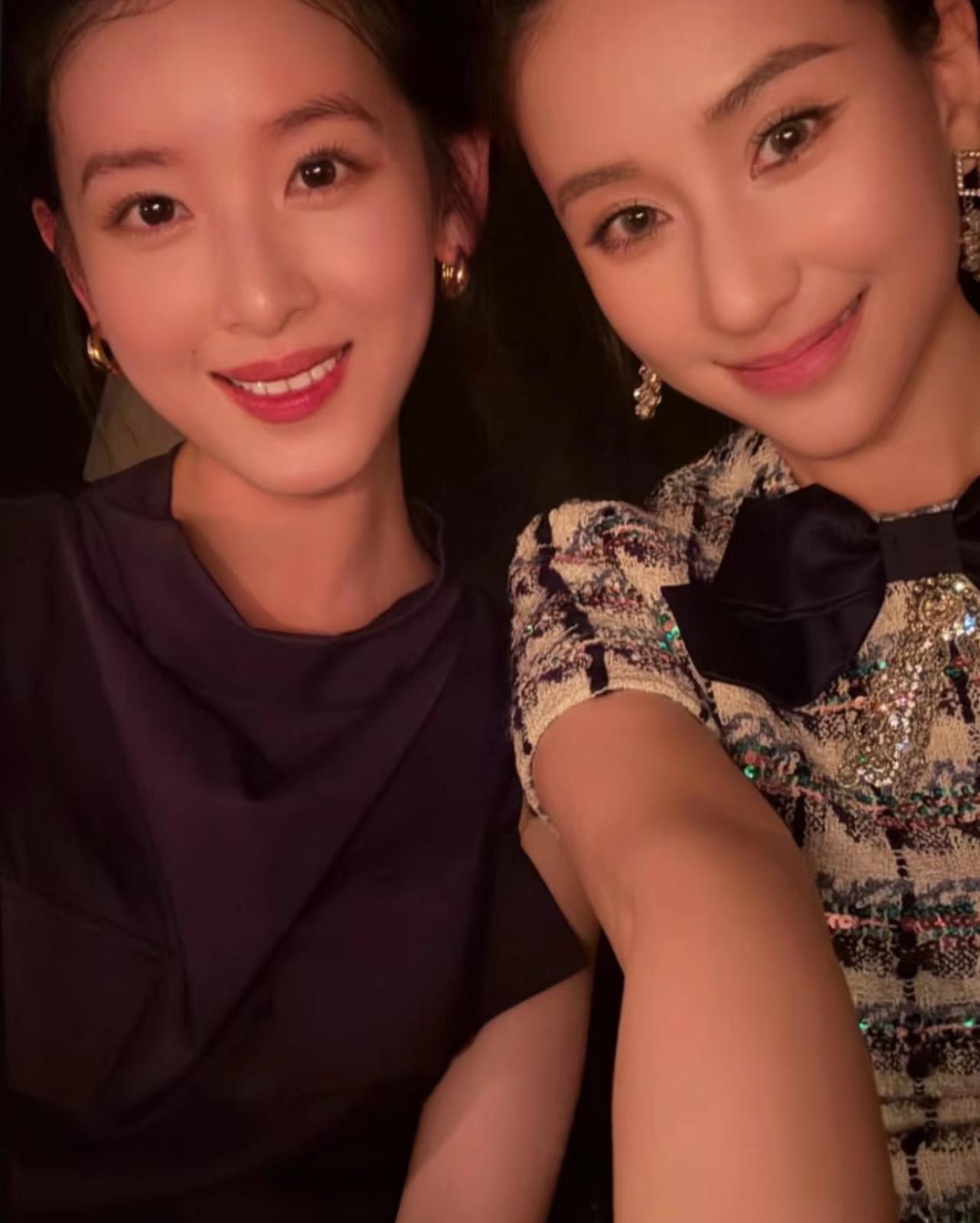 章泽天和何超莲的最新合照可真养眼，两人的五官都过于优越，尤其是鼻子怎么一个比一个