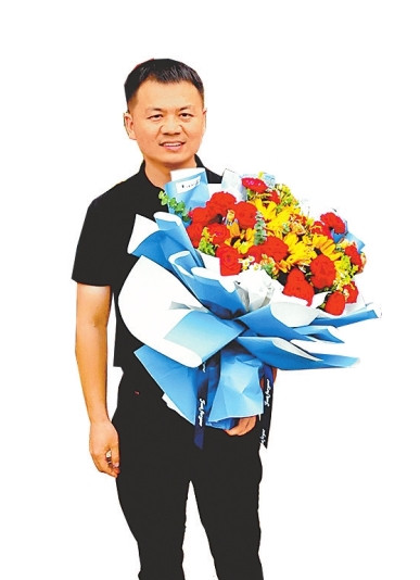 亲朋好友和乡邻热烈欢迎张伟康复回家“救下五人,我们一点都不意外!
