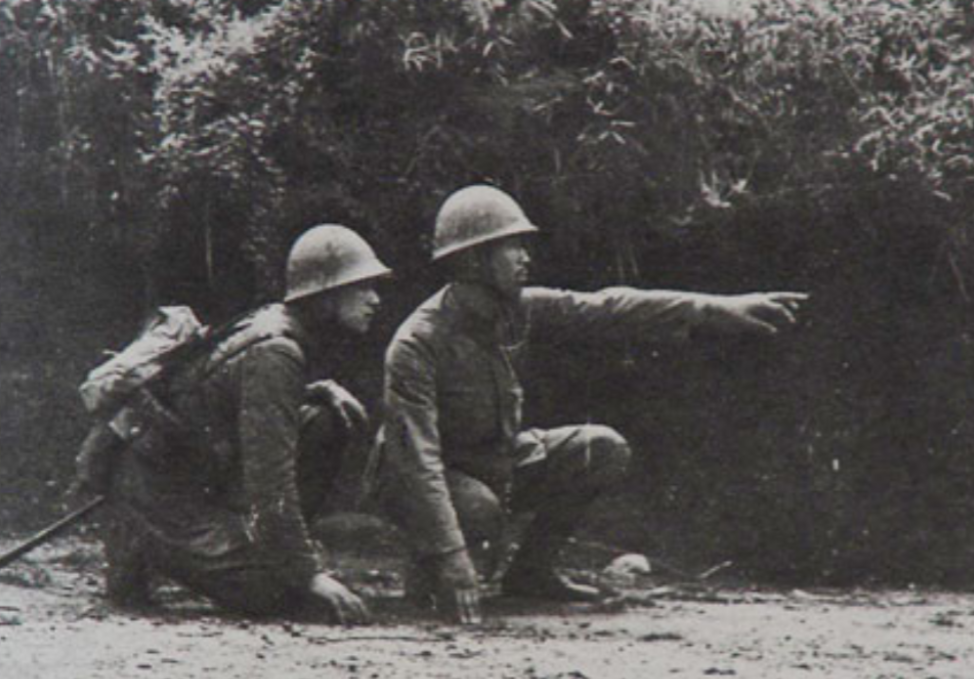 1938年，中国哨兵突然看到，对面日军阵地有个像灯泡似的东西上蹿下跳，想开枪却觉