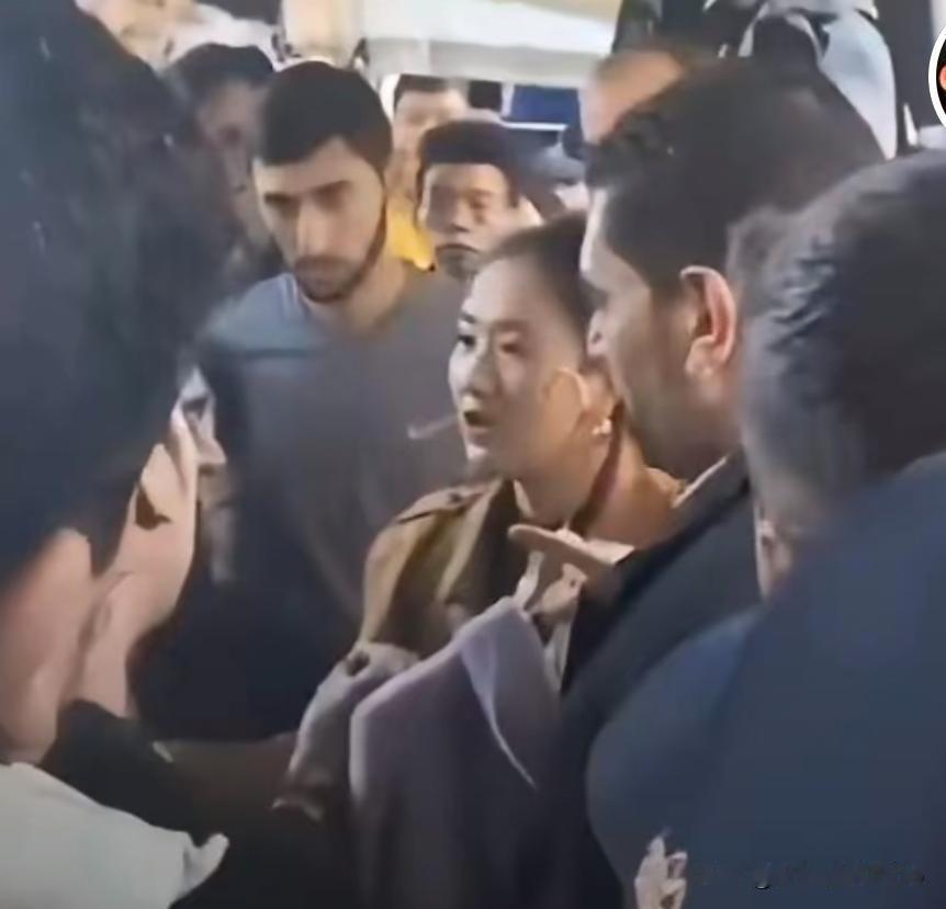 反转！印度旅游团义乌偷2套衣服？10人围堵老板娘，警方回应亮了！咋回事？刚