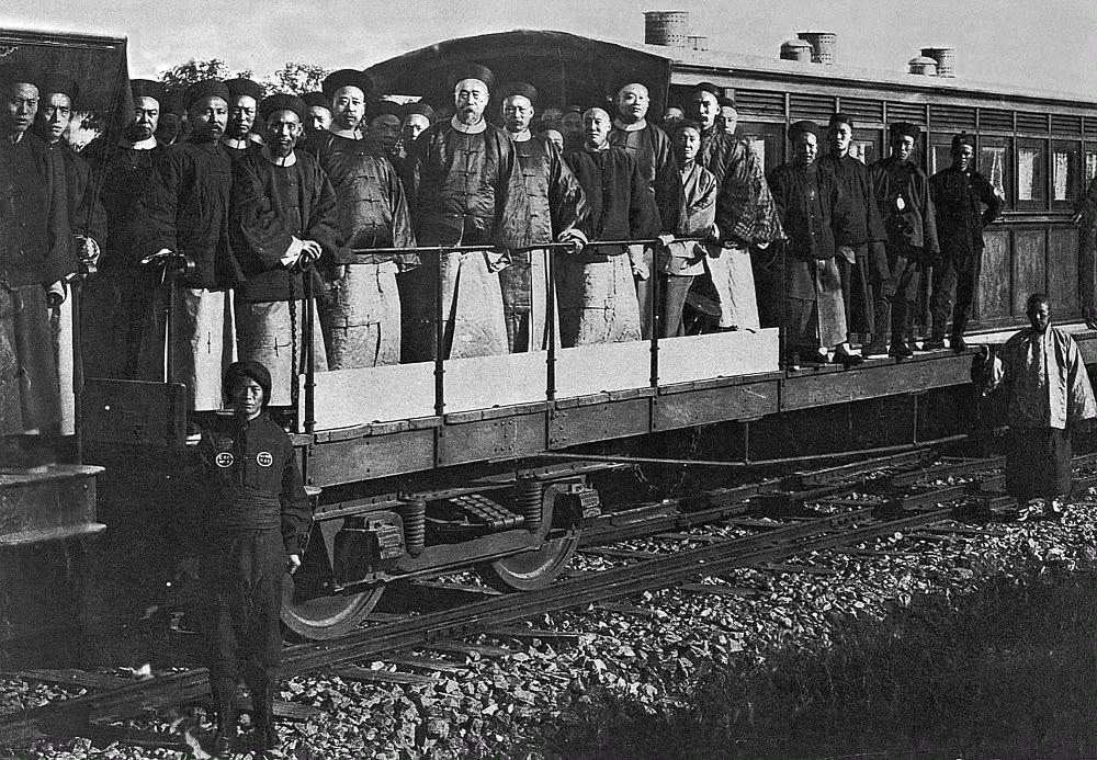 1886年，李鸿章视察唐山火车站。