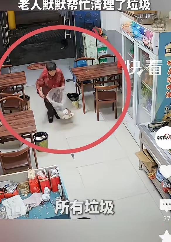 老板娘随手送拾荒老人空瓶，回看监控瞬间破防：善良从来都是双向奔赴近日，安徽
