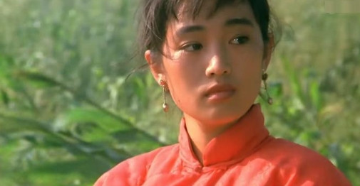 当年，巩俐得知张艺谋在挑选《红高粱》女主角时，当即就报了名，可是女主角已经定给了