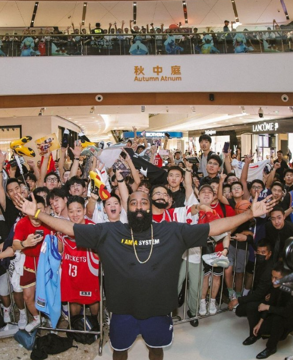 哈登中国行松弛感直接拉满，这哪是NBA巨星，分明是回村过暑假的快乐老哥！松弛自在