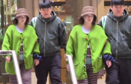 2月初偶遇阚清子与丈夫外出，其下台阶时因行动迟缓被丈夫全程托腰搀扶。她面部浮肿、