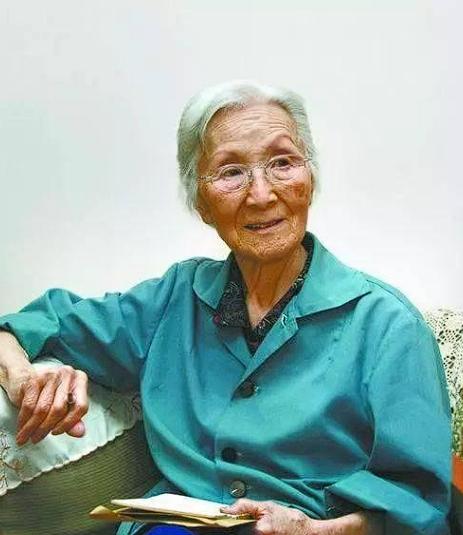 2007年，钱学森96岁大寿，满座都是贵宾。宴会厅里，一位头发花白的老太太静