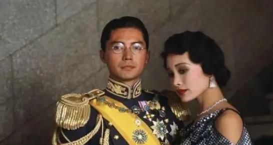 一次采访时，<em>尊龙</em>对记者说：有很多女演员想要跟我生孩子，她们说：“你可以不用管，