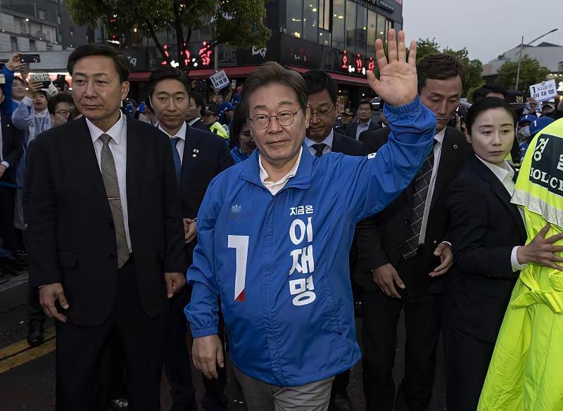 ​韩国总统李在明曾经苦难的经历让他养成了坚硬的性格。早在年轻的时候，他在冲压床使