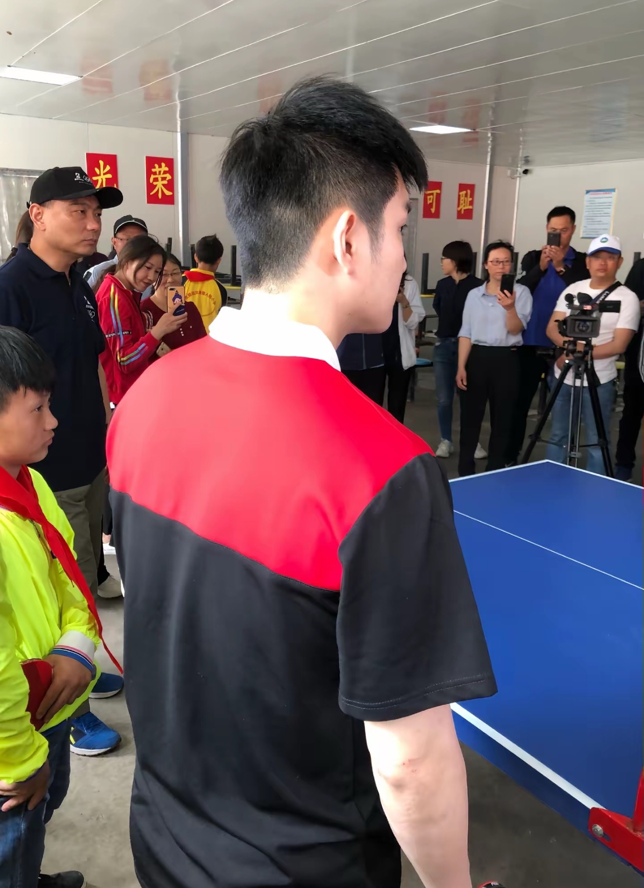 又是没见过的孩子[抱抱]樊振东​​​