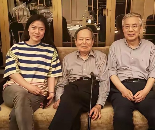 杨振宁的大儿子和翁帆合了张影，他岁数跟翁帆他爸差不多。人家是高知家庭，大儿子文质