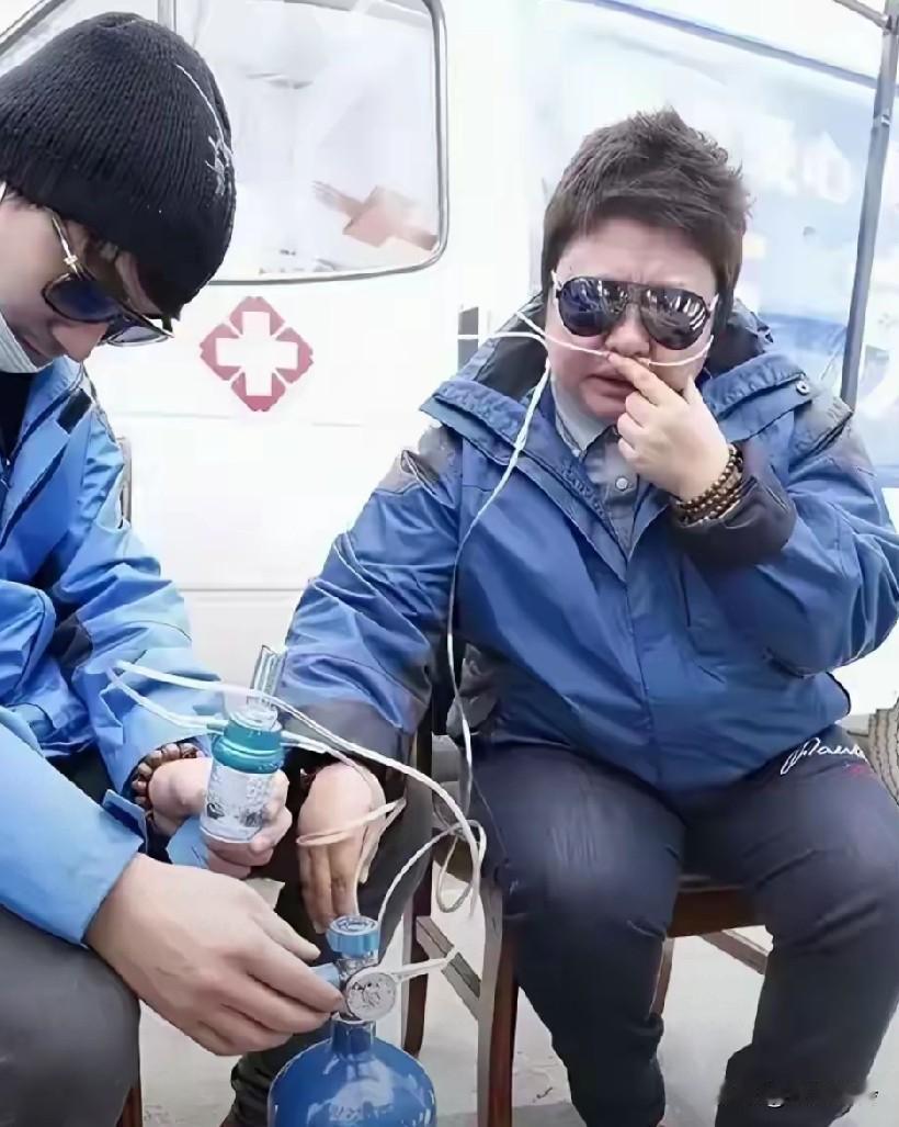 每到做慈善，都是恰逢体力不行的节点上，又是吸氧机，做公益活动时旧疾复发，必须身缠