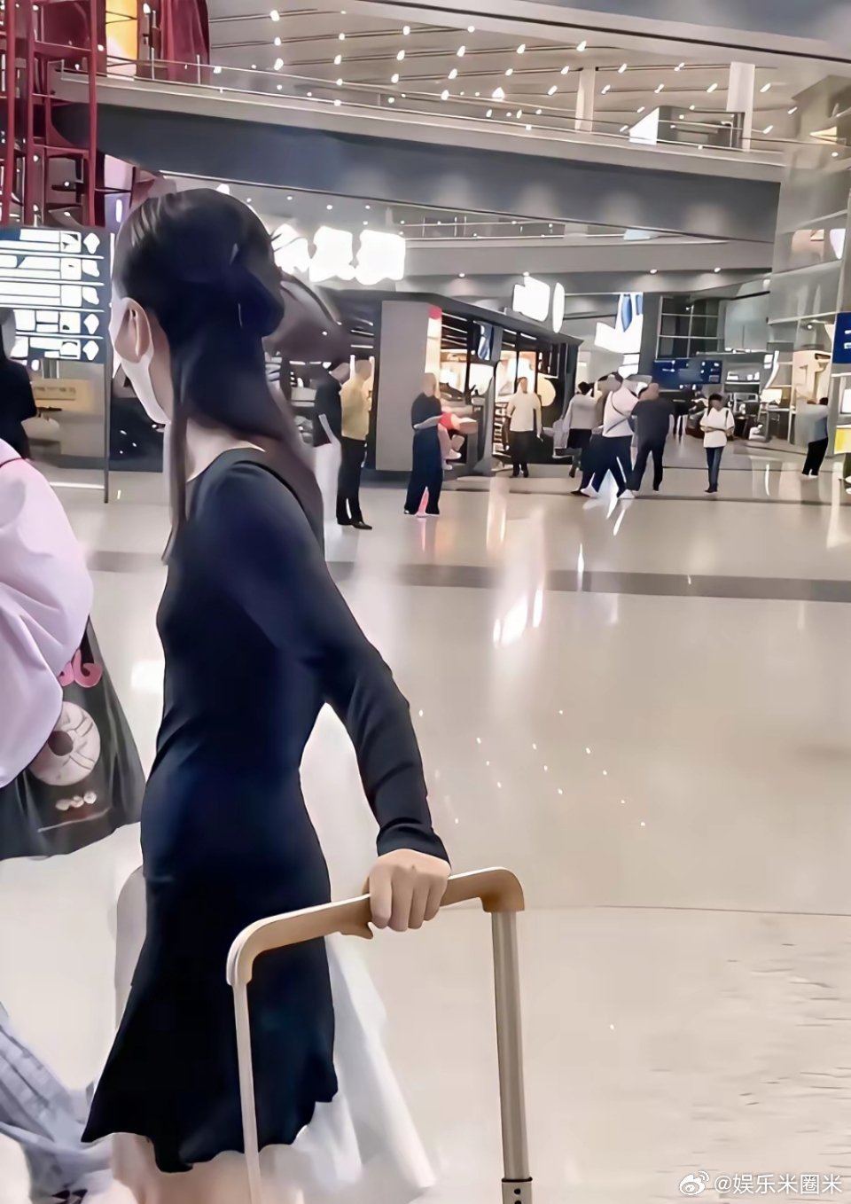 周冬雨，好薄的一片啊！这是多少斤体重呐？身材变成这样，已经瘦到看不见胸前和肚子上