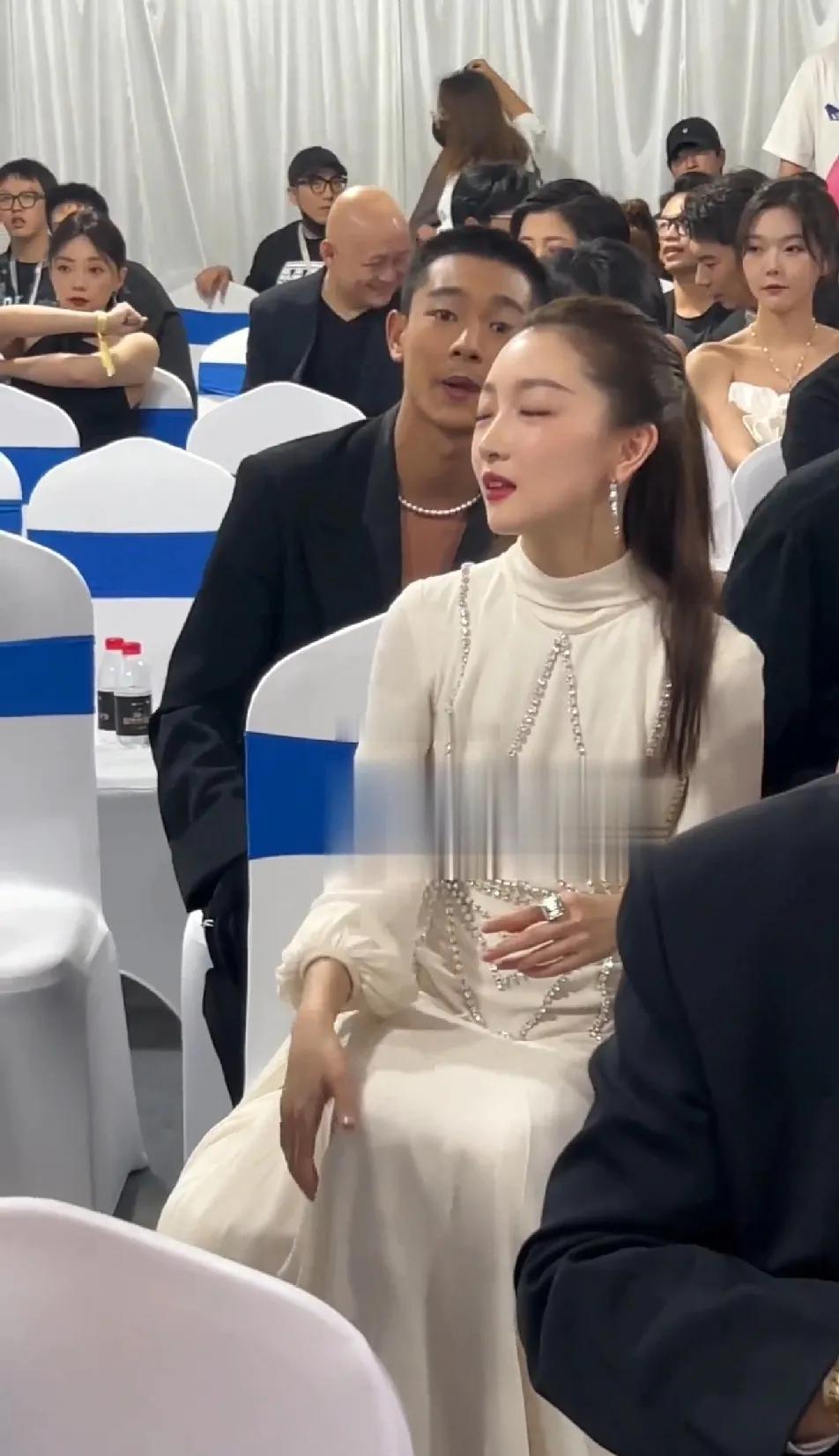 周冬雨呀张宥浩就是最好的打光板，周冬雨在他的衬托下真的白到发光，这不比什么打光板