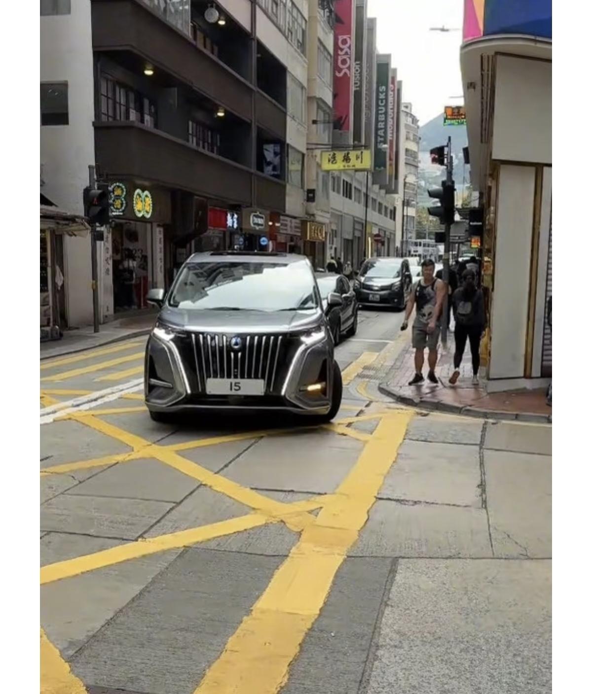 以前到香港出差街头一走几乎都是丰田埃尔法MPV，而现在才过去多少年比亚迪的MPV