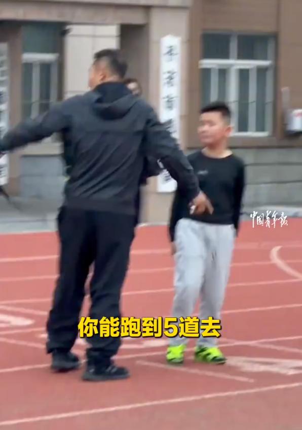 “严师出高徒！”11月8日，辽宁丹东，一家体能训练馆里，7岁男孩因训练时偷懒被教