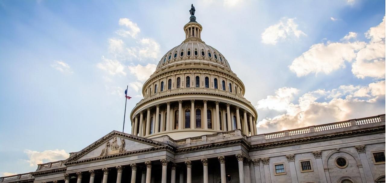 国会山吵翻天了，拨款案卡死，航母开去中东却差点断粮，盟友演习连个邀请都没给美国。