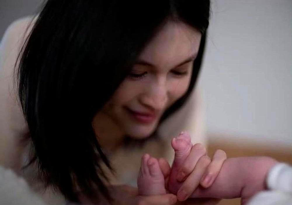 刚生完孩子，超模何穗就被推进手术室，二次清宫。你没看错，就是那个在T台上发光的何